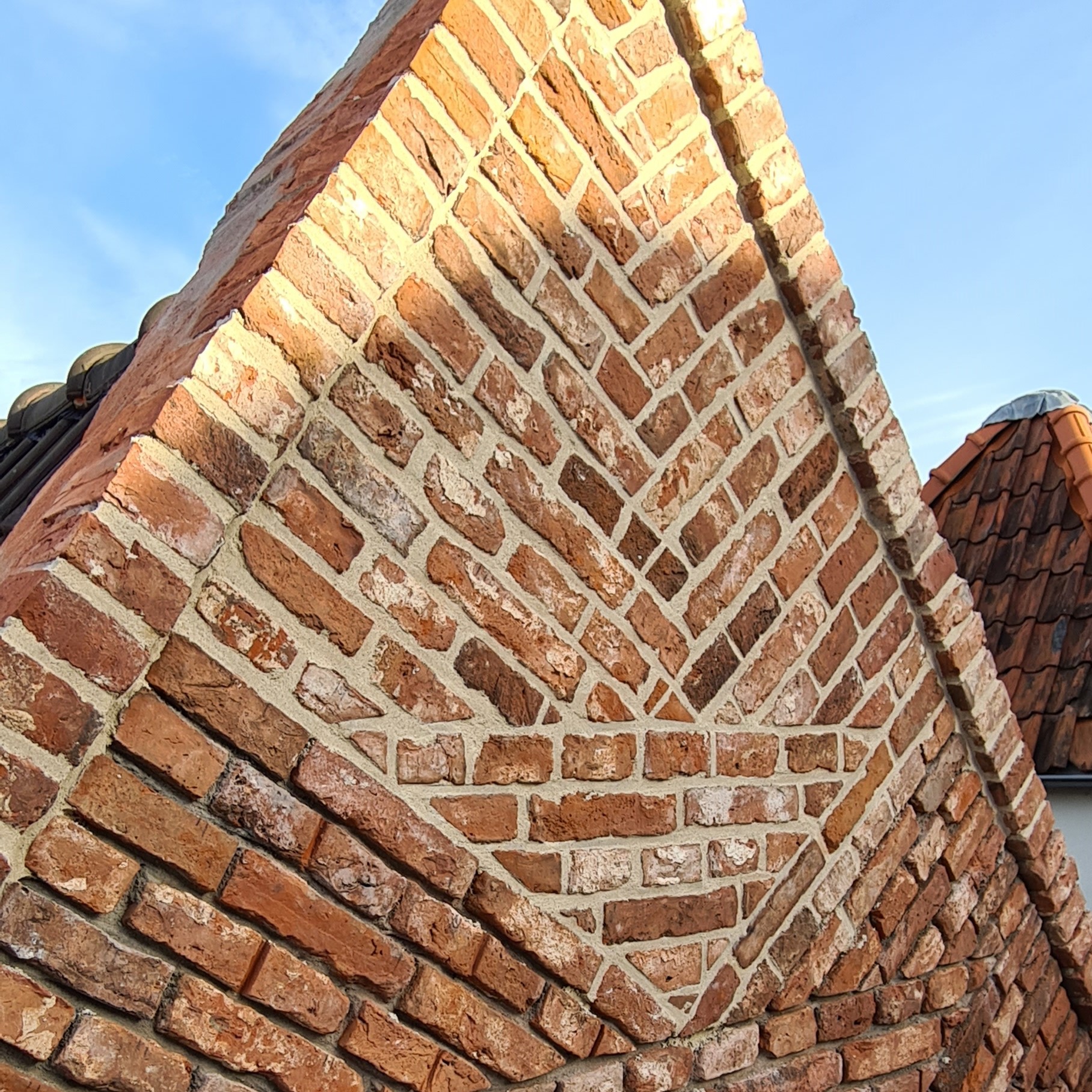 Voegwerk van een gerenoveerde topgevel