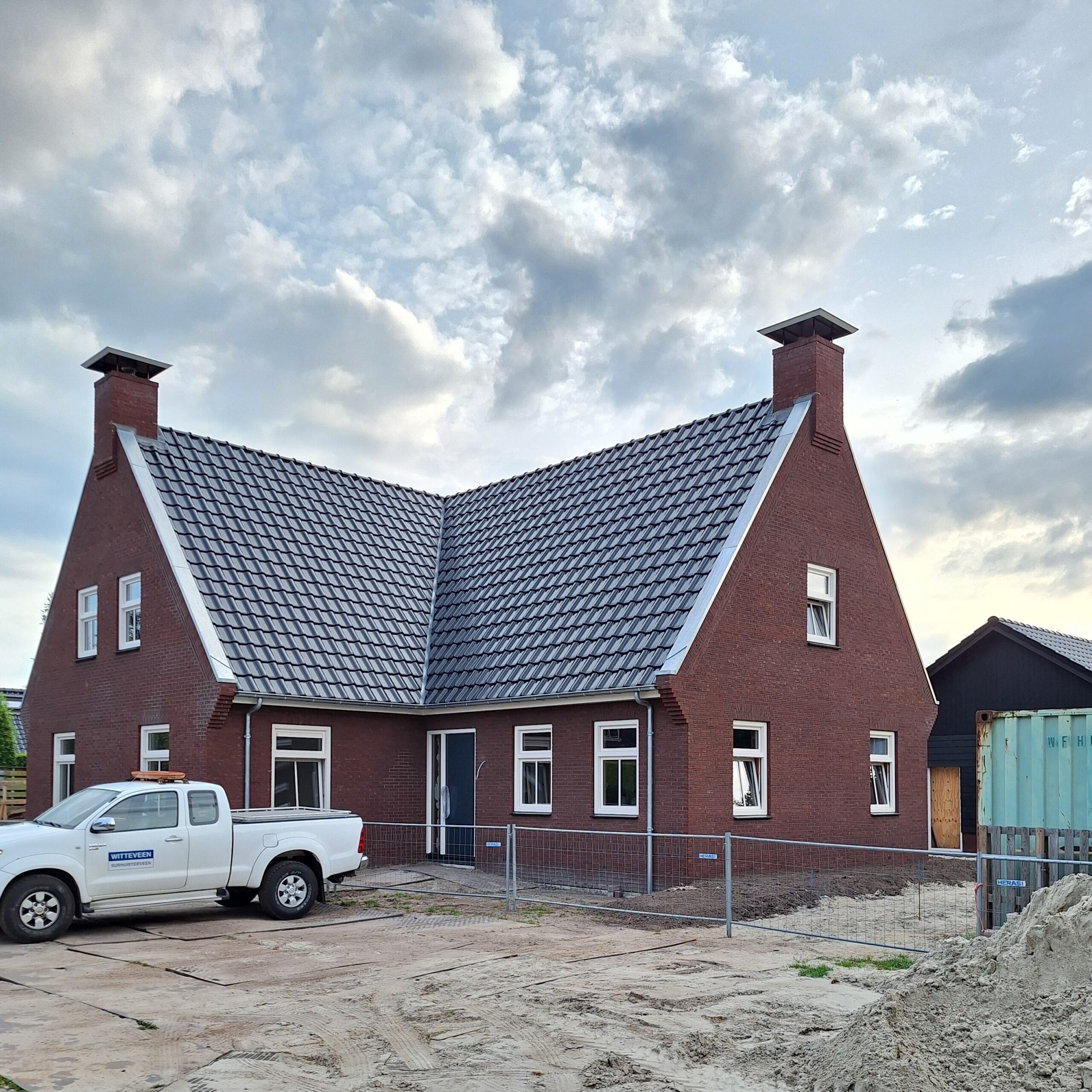 Moderen vrijstaande nieuwbouw woning gemetseld met donkerrode bakstenen